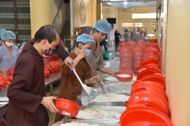 The fourth day of Temporary ordination retreat for Children in Summer