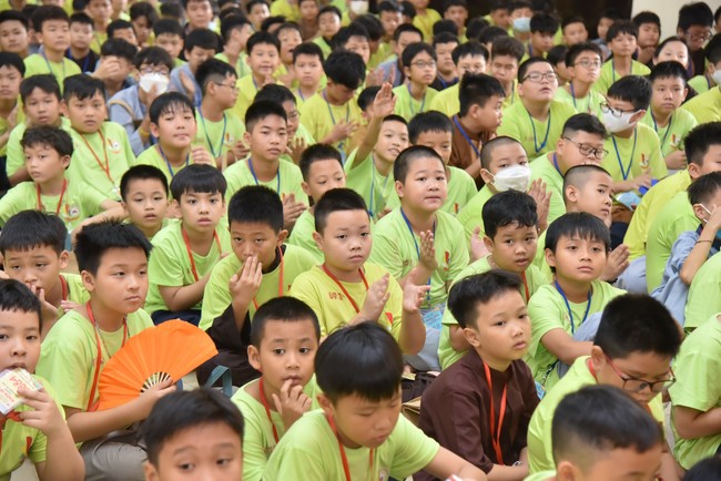 The fourth day of Temporary ordination retreat for Children in Summer