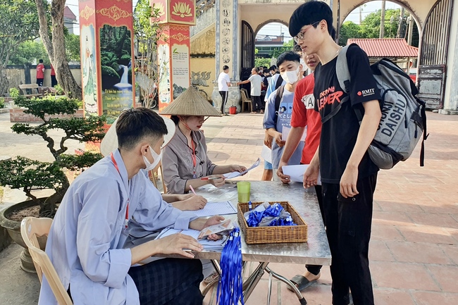 Opening the Summer Retreat at Tay Khanh Pagoda