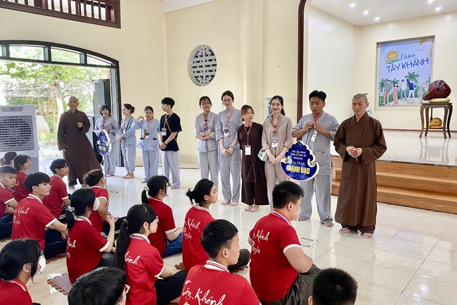 Opening the Summer Retreat at Tay Khanh Pagoda