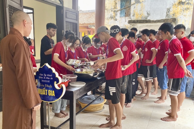 Opening the Summer Retreat at Tay Khanh Pagoda