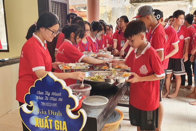 Opening the Summer Retreat at Tay Khanh Pagoda