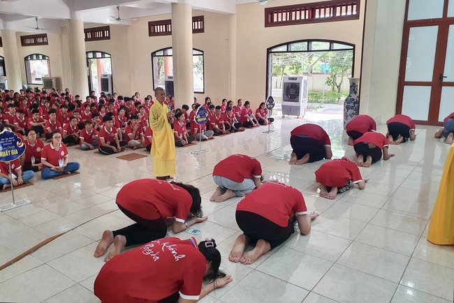 Opening the Summer Retreat at Tay Khanh Pagoda