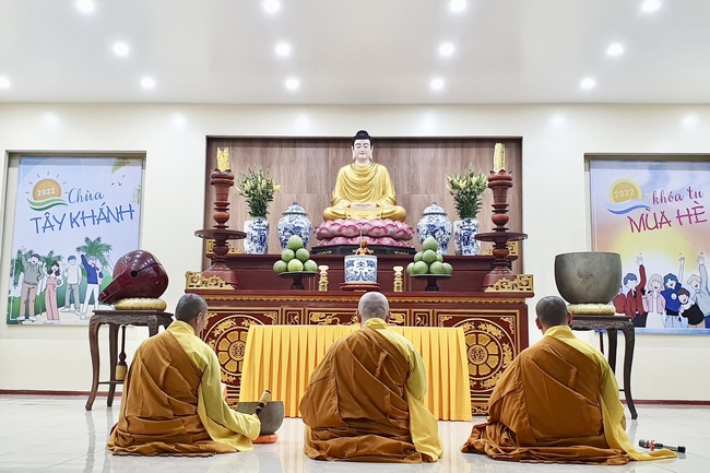 Opening the Summer Retreat at Tay Khanh Pagoda