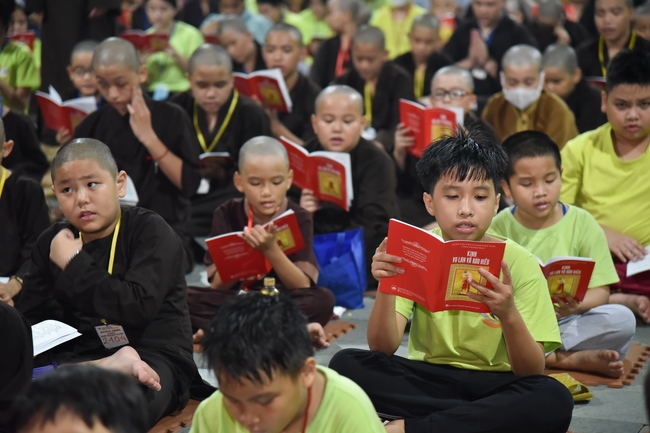 The fifth day of Temporary Ordination Retreat for Children in Summer