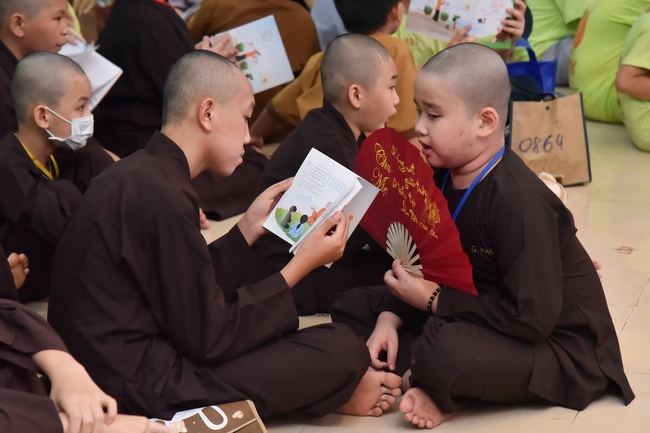 The fifth day of Temporary Ordination Retreat for Children in Summer