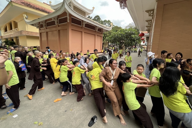 The fifth day of Temporary Ordination Retreat for Children in Summer