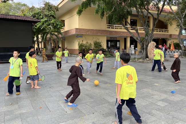 The fifth day of Temporary Ordination Retreat for Children in Summer
