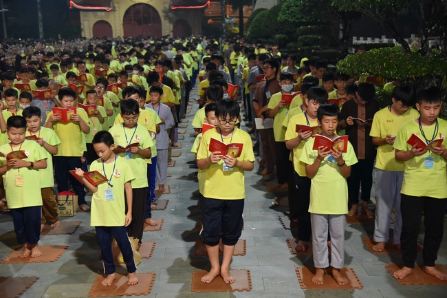 The fifth day of Temporary Ordination Retreat for Children in Summer