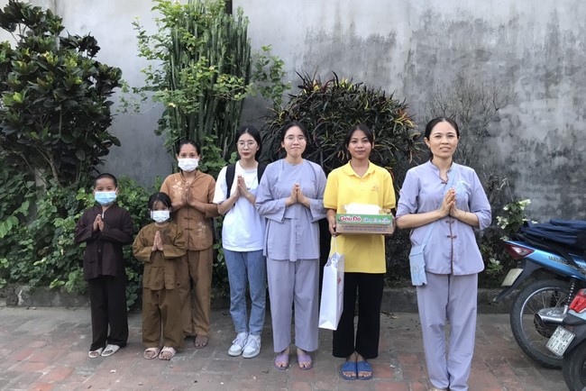 Charity trip to share love of Dong Cao Pagoda