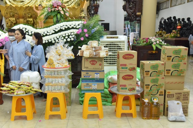 Pilgrimage to offer the Three Jewels