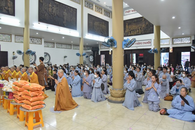 Pilgrimage to offer the Three Jewels