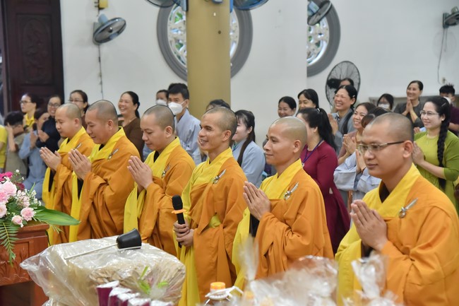 Pilgrimage to offer the Three Jewels