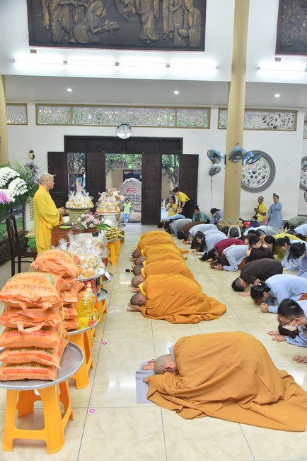 Pilgrimage to offer the Three Jewels