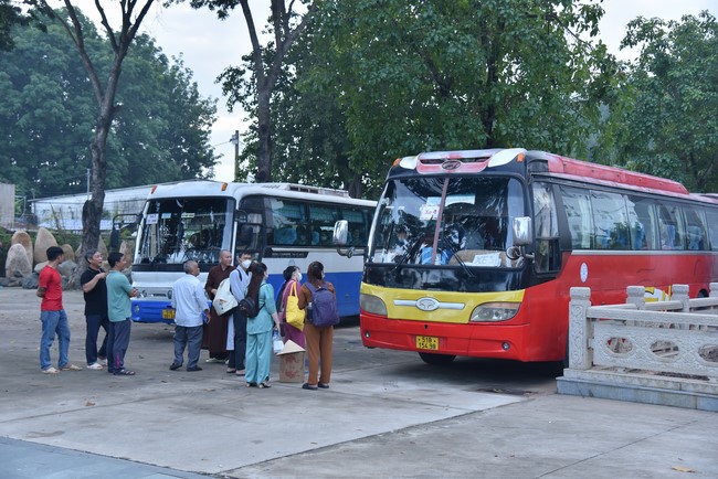 Pilgrimage to offer the Three Jewels