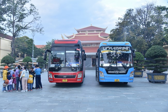 Pilgrimage to offer the Three Jewels