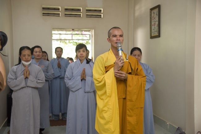 Pilgrimage to offer the Three Jewels