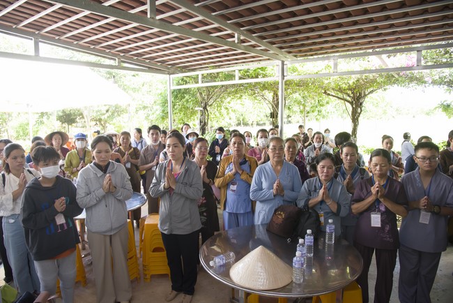 Pilgrimage to offer the Three Jewels