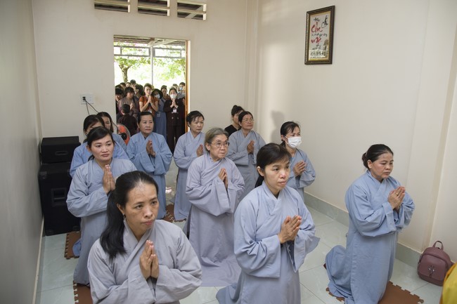 Pilgrimage to offer the Three Jewels