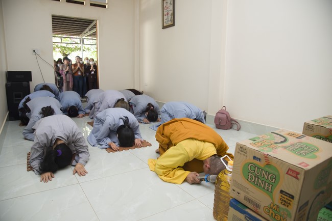 Pilgrimage to offer the Three Jewels