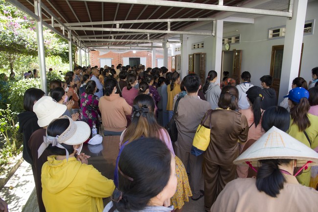 Pilgrimage to offer the Three Jewels