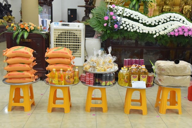 Pilgrimage to offer the Three Jewels