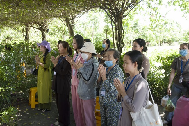 Pilgrimage to offer the Three Jewels