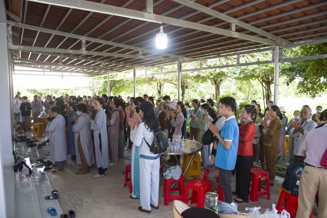 Pilgrimage to offer the Three Jewels