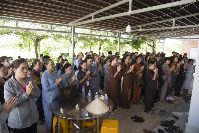 Pilgrimage to offer the Three Jewels