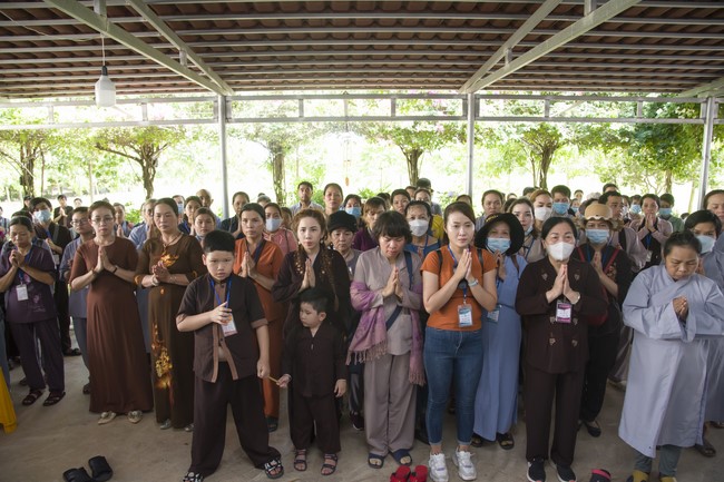 Pilgrimage to offer the Three Jewels