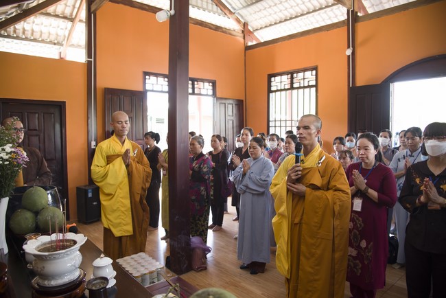 Pilgrimage to offer the Three Jewels