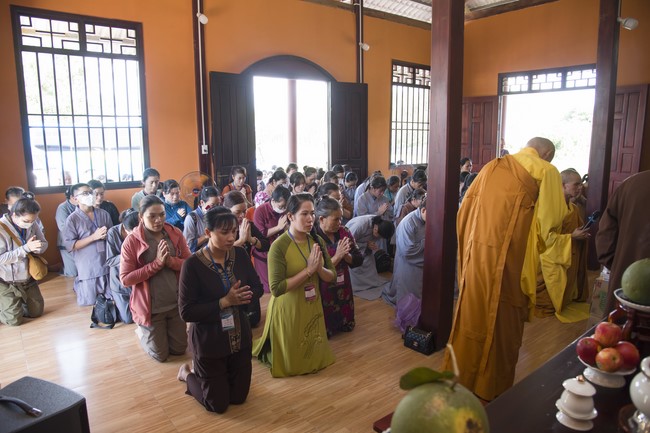 Pilgrimage to offer the Three Jewels