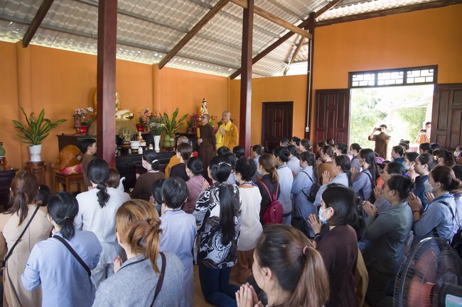 Pilgrimage to offer the Three Jewels