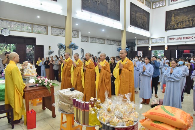 Pilgrimage to offer the Three Jewels