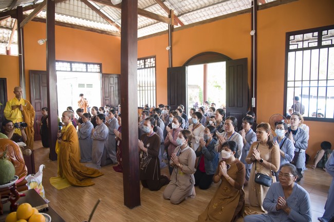 Pilgrimage to offer the Three Jewels