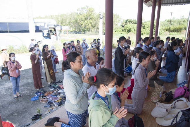 Pilgrimage to offer the Three Jewels