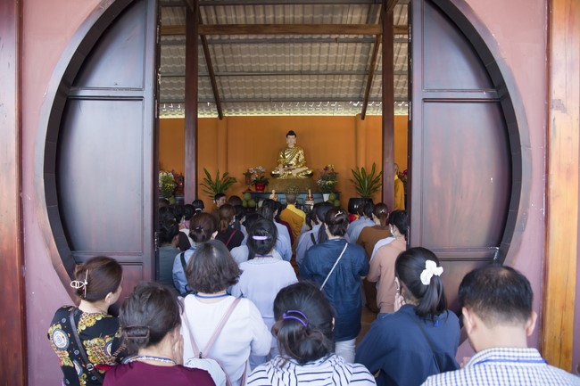 Pilgrimage to offer the Three Jewels