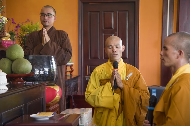 Pilgrimage to offer the Three Jewels