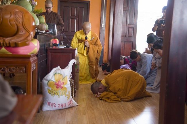 Pilgrimage to offer the Three Jewels