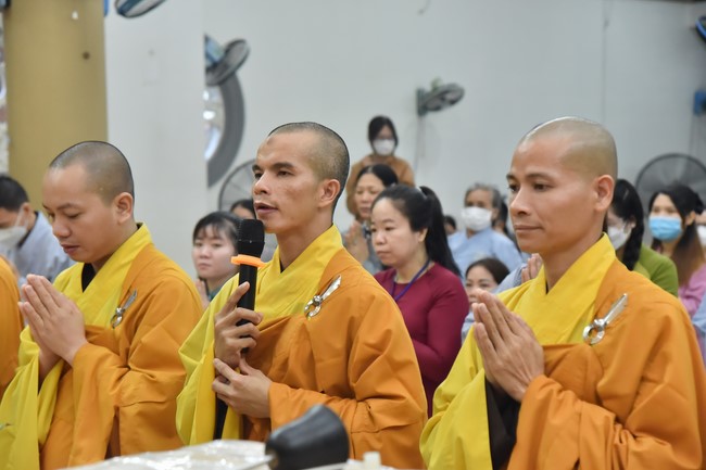 Pilgrimage to offer the Three Jewels