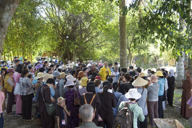 Pilgrimage to offer the Three Jewels