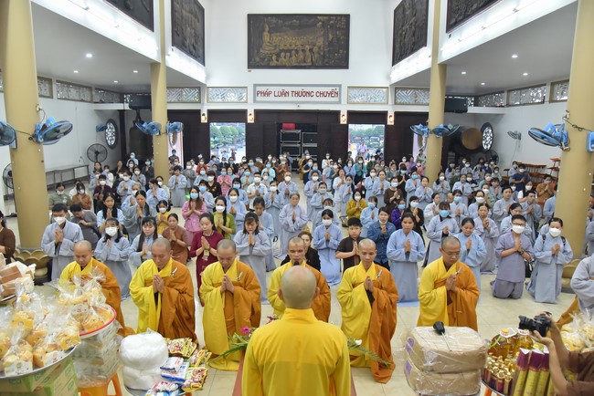 Pilgrimage to offer the Three Jewels