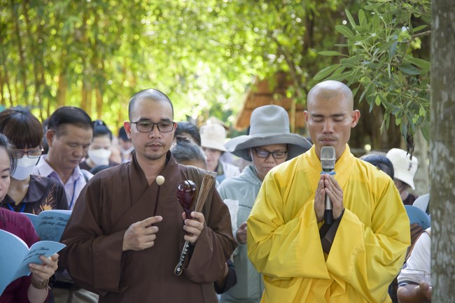 Pilgrimage to offer the Three Jewels