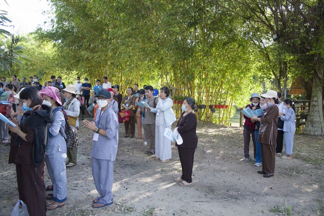 Pilgrimage to offer the Three Jewels