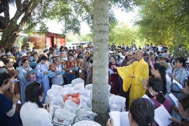Pilgrimage to offer the Three Jewels