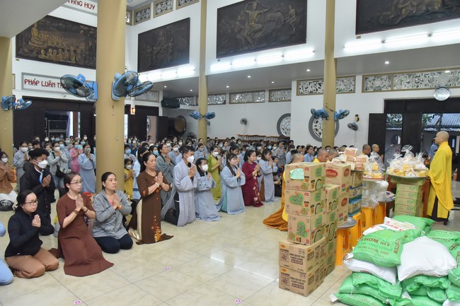 Pilgrimage to offer the Three Jewels