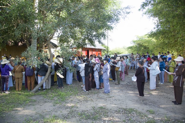 Pilgrimage to offer the Three Jewels