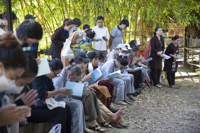 Pilgrimage to offer the Three Jewels