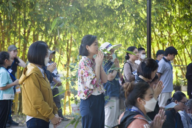 Pilgrimage to offer the Three Jewels