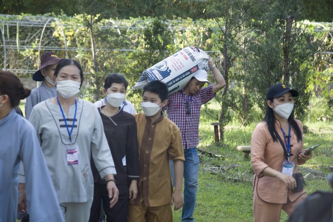 Pilgrimage to offer the Three Jewels